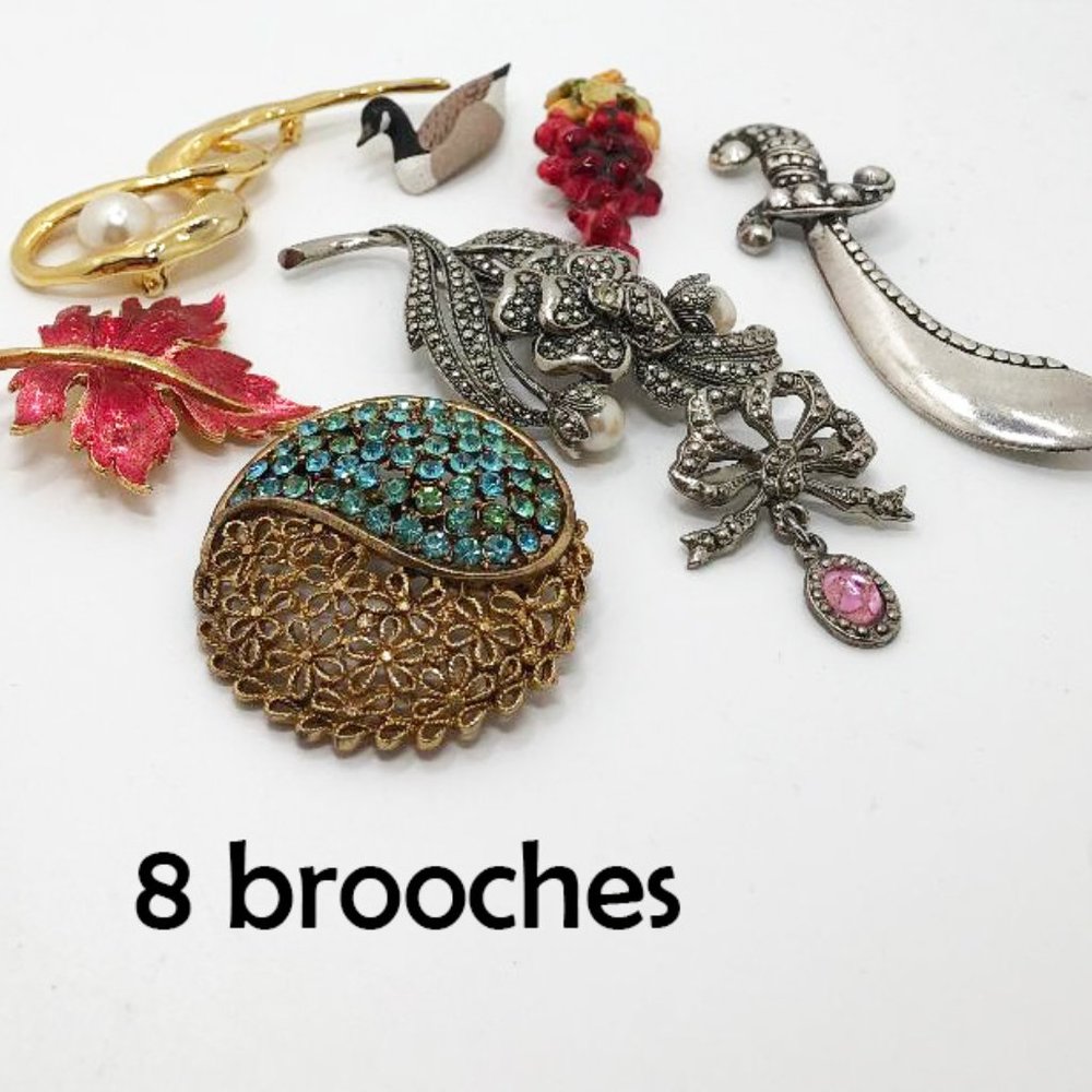 Brooches 8 piece Lot